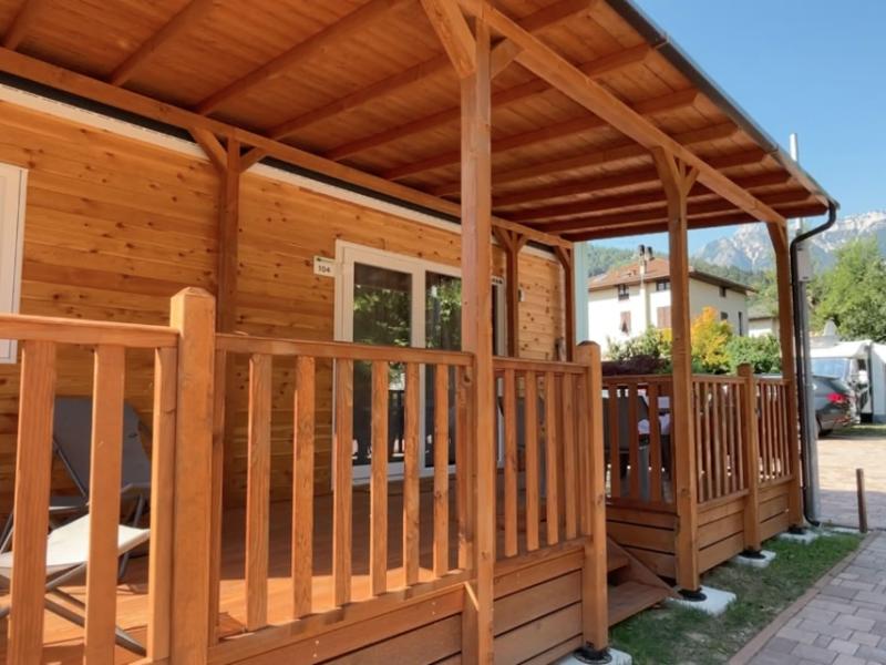 Veranda in legno con vista montagna, ideale per relax e soggiorni all'aperto.
